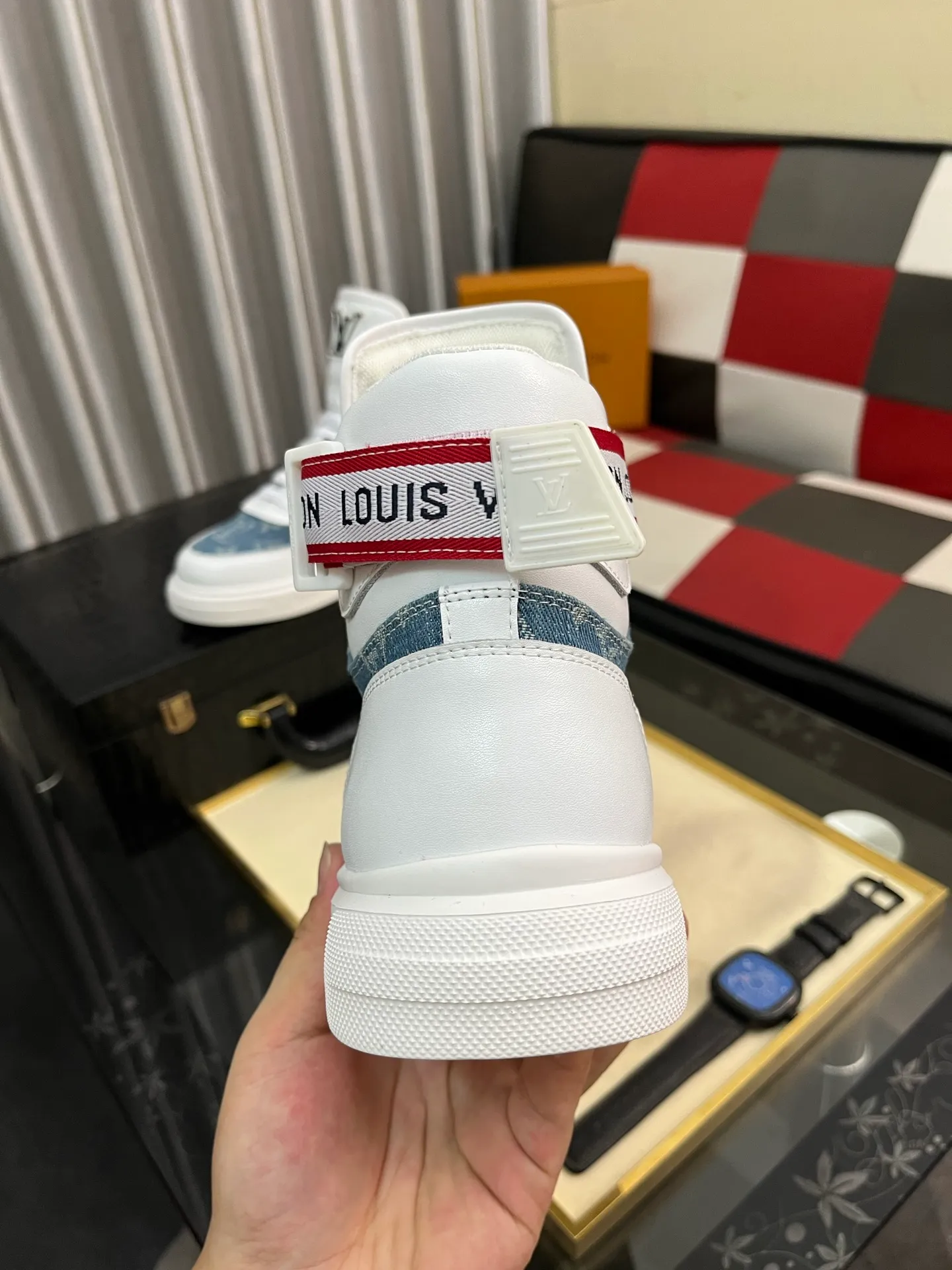 Men's shoes💰440⌚️⌚️"LOUI* VUITTO*" popular men's casual shoes, genuine Italian development💯purchasing level quality✔️The upper is made of first-layer cowhide, comfortable and soft sheepskin feet⚡️Fashionable and versatile. The toe last shape is firm and full, and the soles are made from LV original molds and can be moved in and out of the counter at will. Light and comfortable on the foot~purely handmade, details determine quality! Size:38-442️⃣Colors available